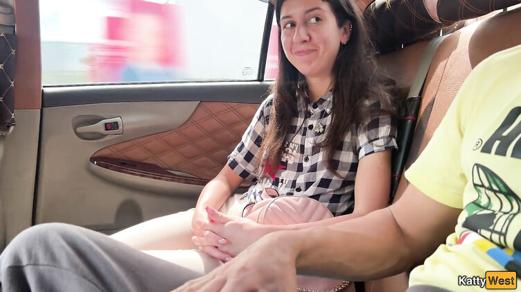 Русская брюнетка рискованно сосет в такси парню за спиной водителя