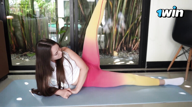 Сводный брат выебал сестру после занятий йогой в лосинах