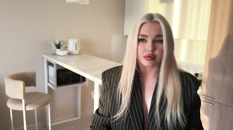 От первого лица: Риэлторша ебется в жопу с клиентом в качестве бонуса за покупку квартиры