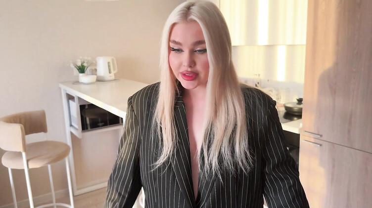 Риэлторша ебется в жопу с клиентом в качестве бонуса за покупку квартиры