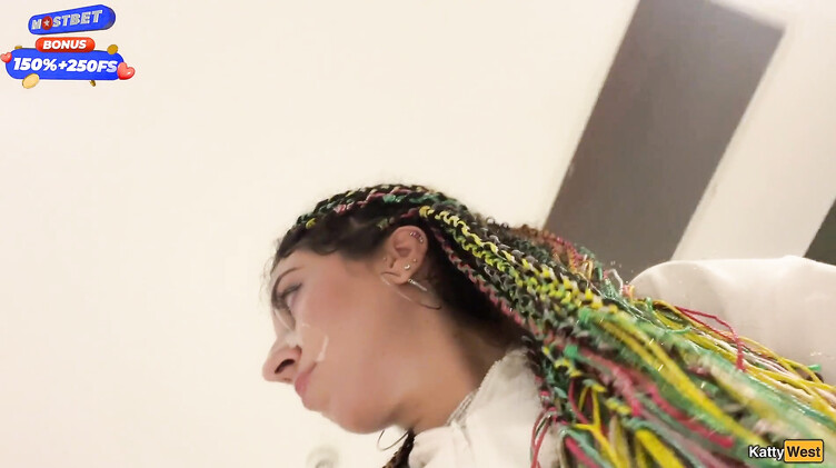 Русская отсосала в туалете торгового центра и ходит со спермой на лице