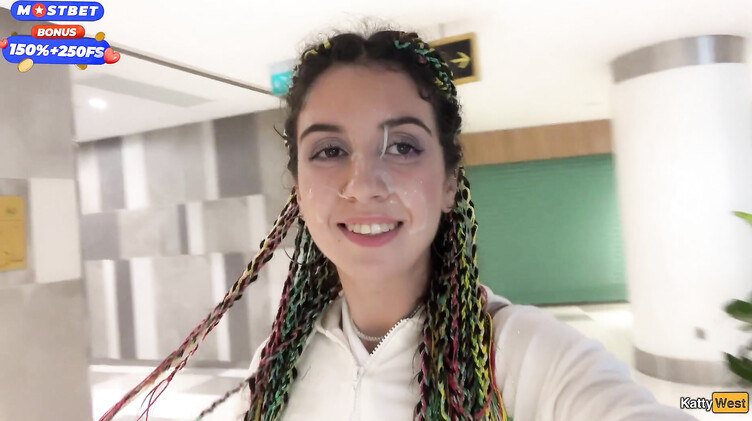 Русская отсосала в туалете торгового центра и ходит со спермой на лице