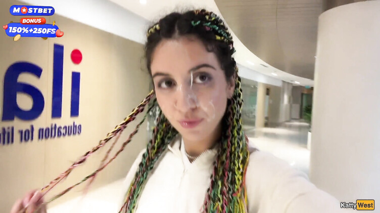 Русская отсосала в туалете торгового центра и ходит со спермой на лице