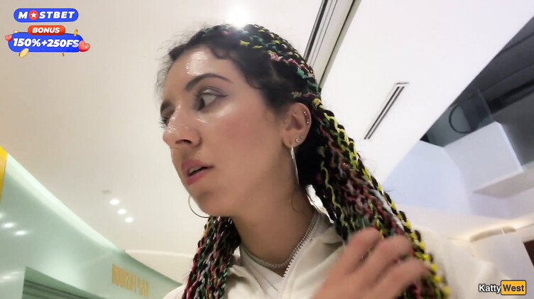 Русская отсосала в туалете торгового центра и ходит со спермой на лице