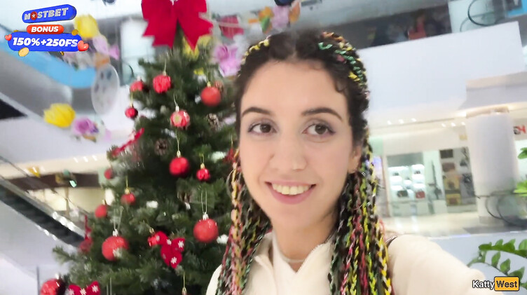 Русская отсосала в туалете торгового центра и ходит со спермой на лице