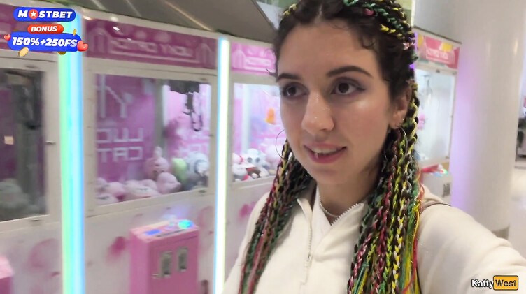 Русская отсосала в туалете торгового центра и ходит со спермой на лице