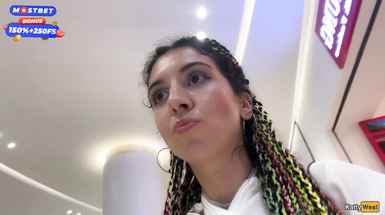 Русская отсосала в туалете торгового центра и ходит со спермой на лице