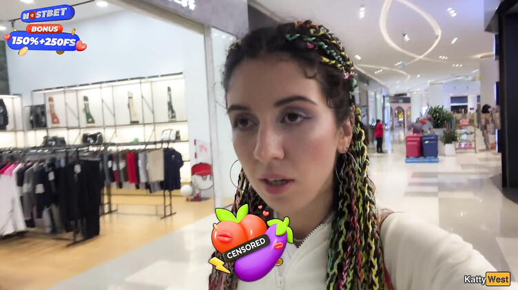 Русская отсосала в туалете торгового центра и ходит со спермой на лице