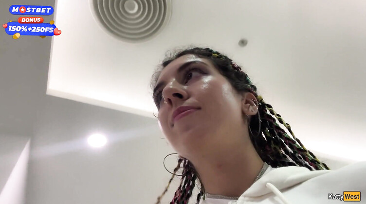 Русская отсосала в туалете торгового центра и ходит со спермой на лице