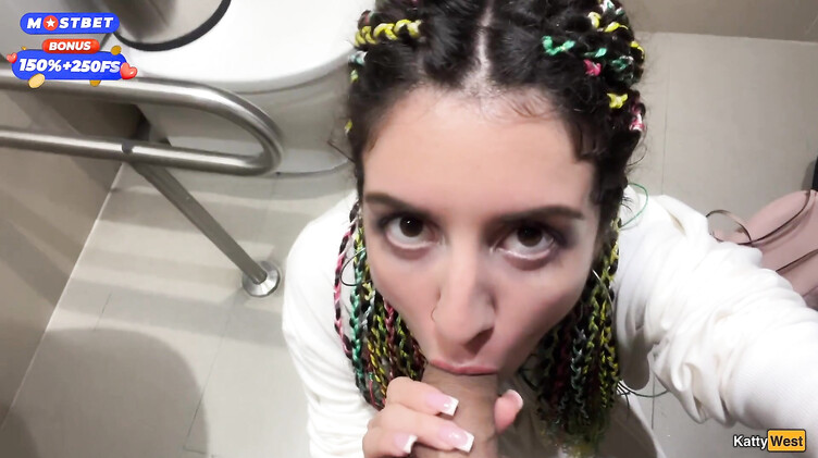 Русская отсосала в туалете торгового центра и ходит со спермой на лице