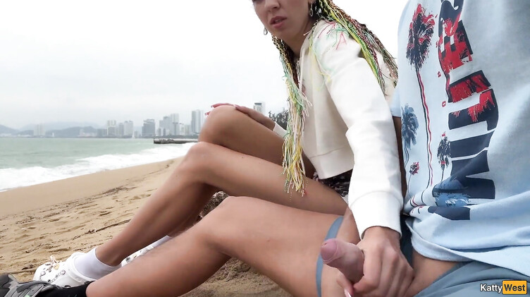 Katty West спалила вуайериста-дрочуна на пляже и помогла ему кончить