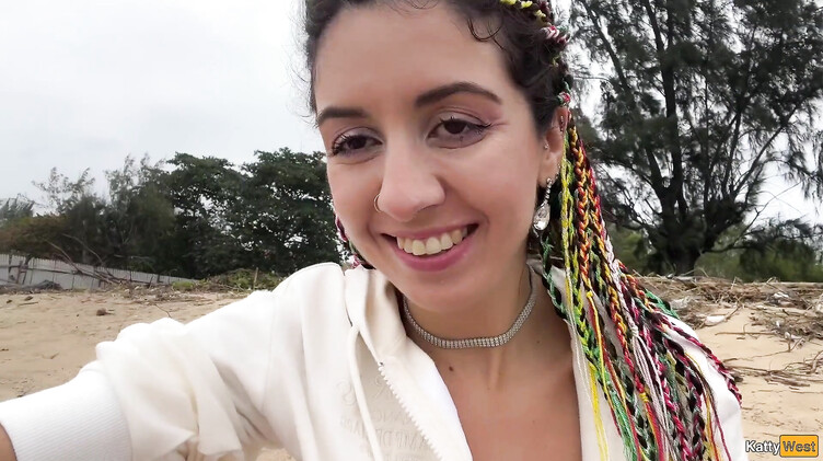 Katty West спалила вуайериста-дрочуна на пляже и помогла ему кончить