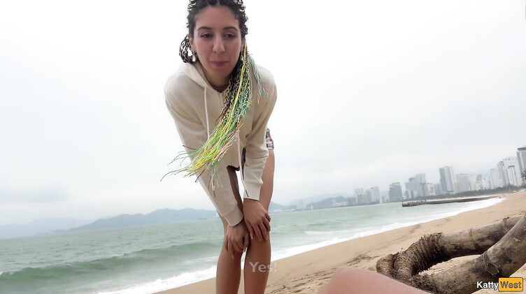 Katty West спалила вуайериста-дрочуна на пляже и помогла ему кончить