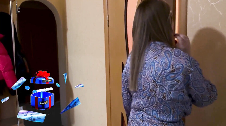 Русский молодчик поздравил с Днем рождения и трахнул маму друга