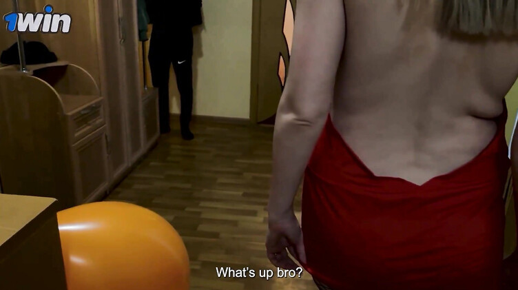 Русский молодчик поздравил с Днем рождения и трахнул маму друга