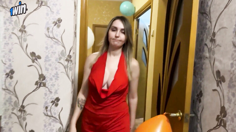 Русский молодчик поздравил с Днем рождения и трахнул маму друга