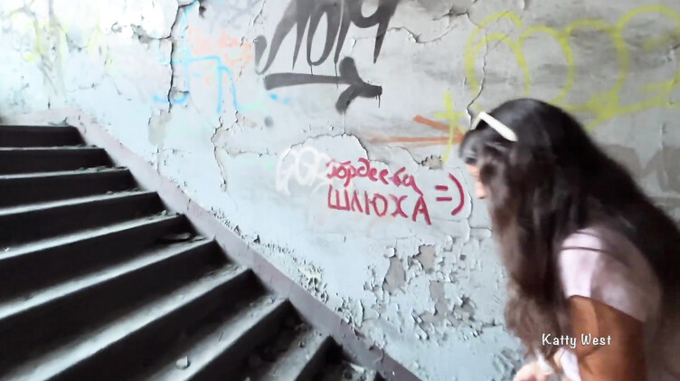 Стоны: Сторож анально наказывает нарушительницу на заброшенном заводе