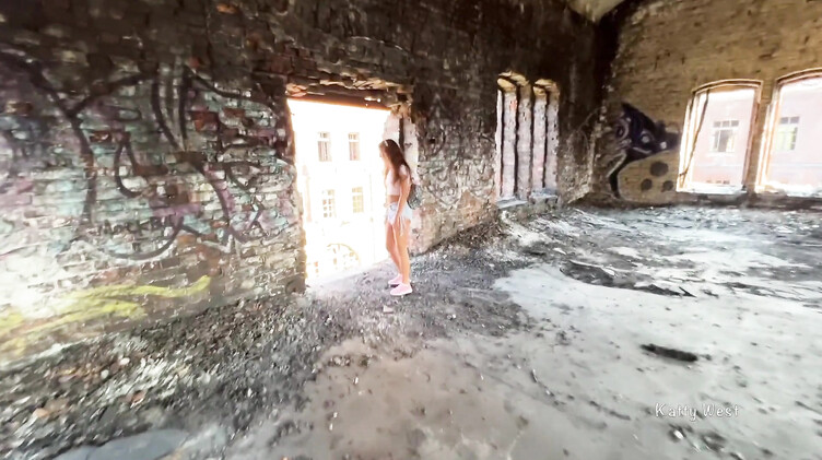 Сторож анально наказывает нарушительницу на заброшенном заводе