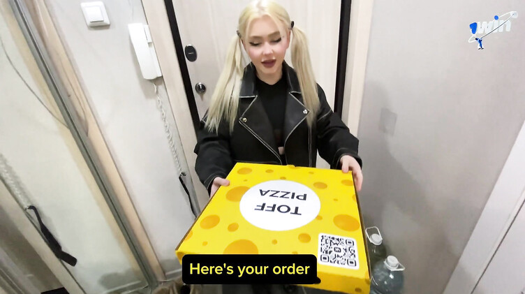 Слюнявый минет: 18-летняя девушка курьер потеряла пиццу клиента и решила вопрос сексом