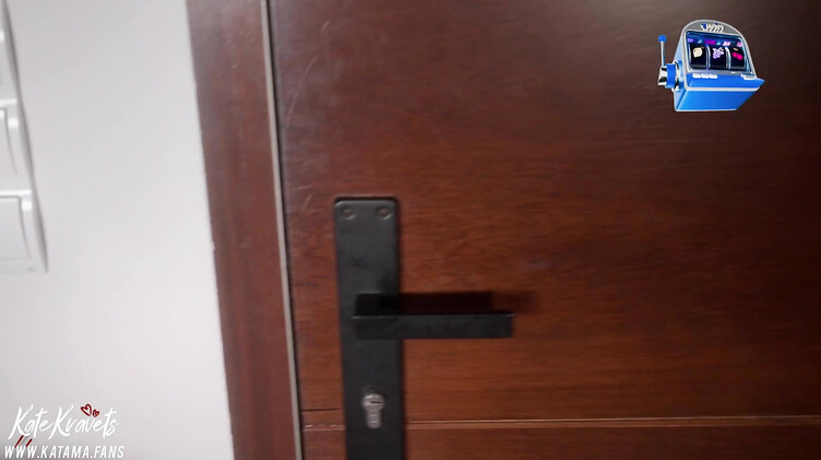 Закусила сперму клубникой после секса на романтическом свидании