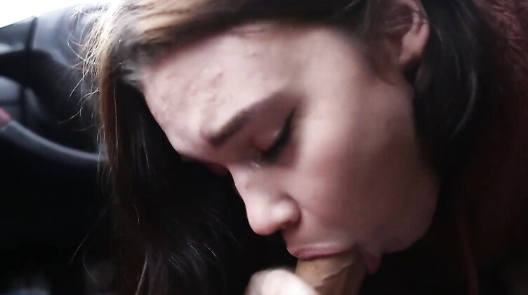 Русская девка сосет в машине парню за поездку по королевскую шавуху