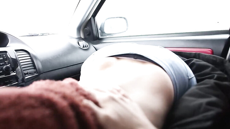 Русская девка сосет в машине парню за поездку по королевскую шавуху