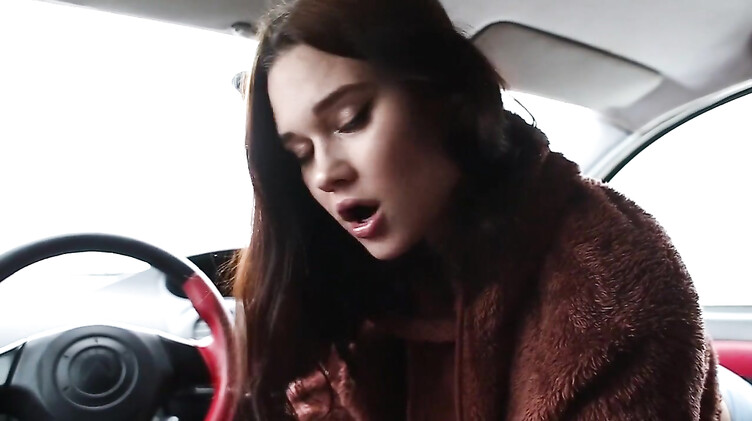 Русская девка сосет в машине парню за поездку по королевскую шавуху