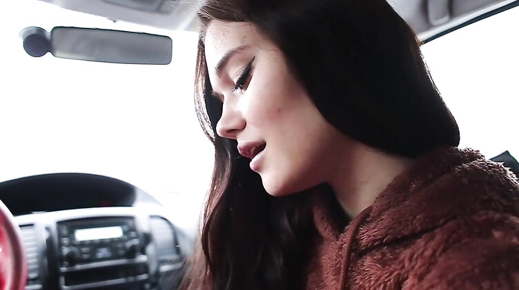 Kate Koss: Русская девка сосет в машине парню за поездку по королевскую шавуху