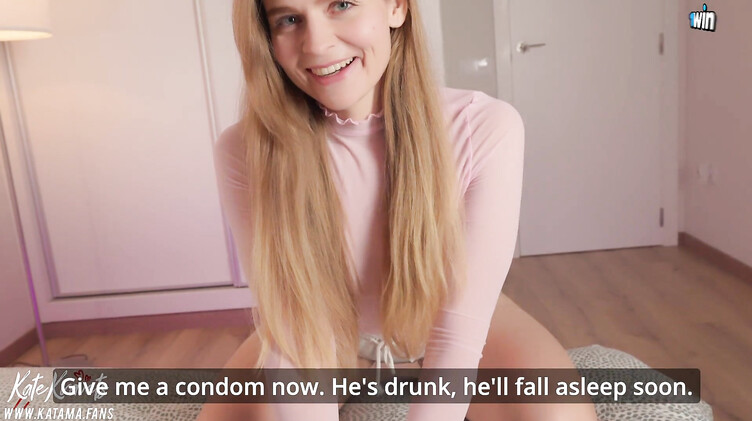 Милая русская соседка пришла за презиками и получила член в письку