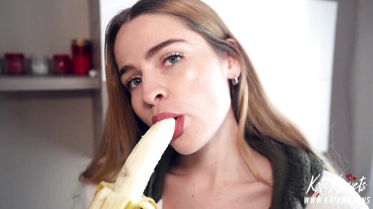 Голодная студентка Катя Кравец глубоко сосет член до камшота на лицо