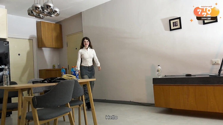 Длинноволосая русская няня трахается на диване со своим молодым подопечным