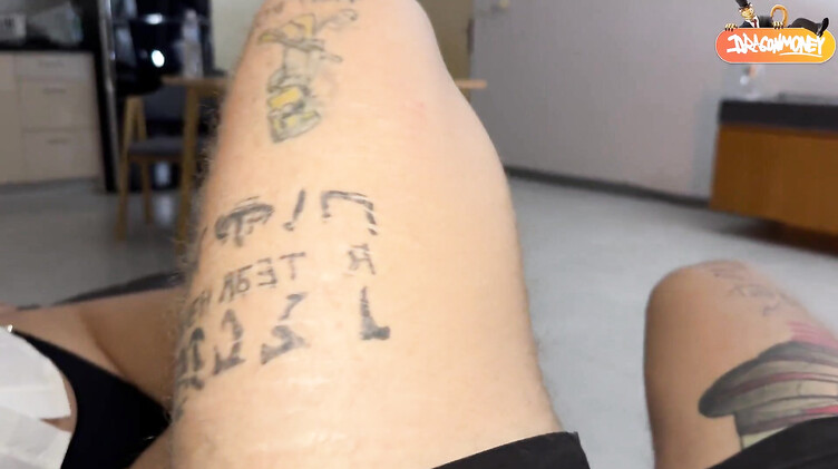 Длинноволосая русская няня трахается на диване со своим молодым подопечным