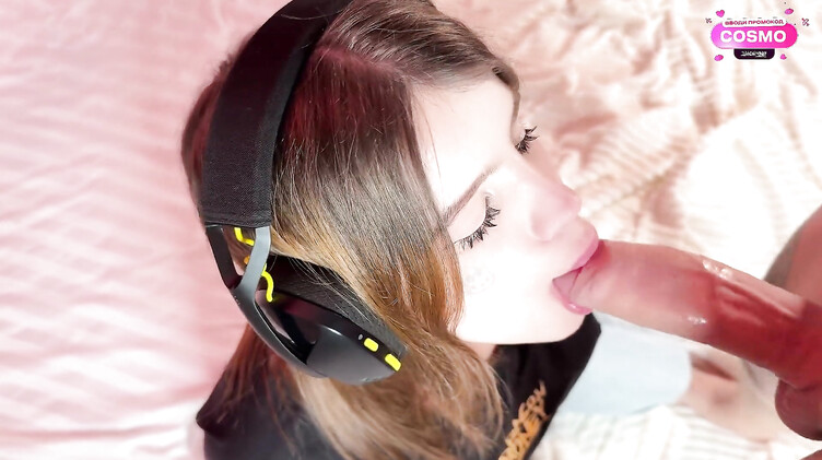 SkinLovers: Меломанка в порванных джинсах ебется с другом, утешая его после расставания