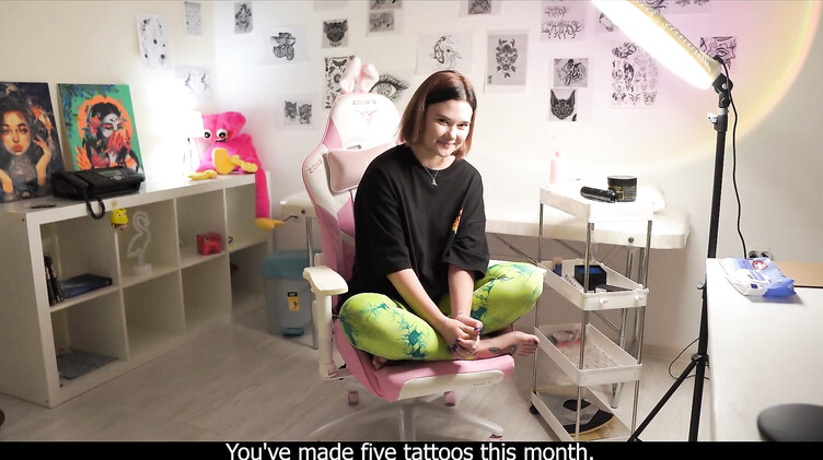 Большие сиськи: Горловой минет и хардкорный трах тату мастера ради сохранения работы