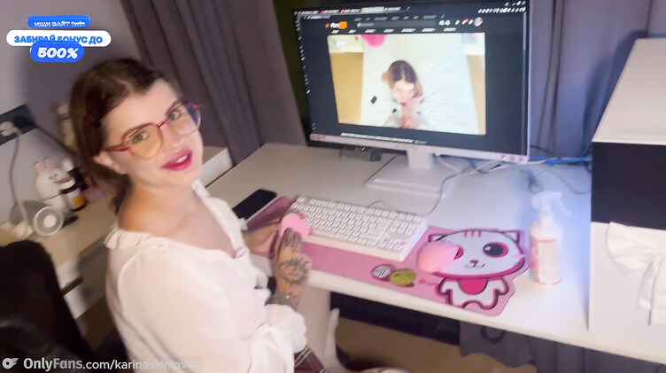 Пухлые губы: Программист проверяет хуем глотку и пизду ламерши в юбке