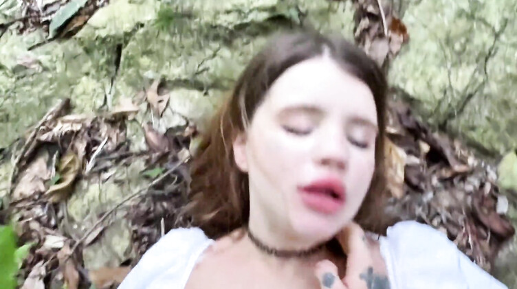 Сталкер связал и выебал грудастую девку, заблудившуюся в лесу