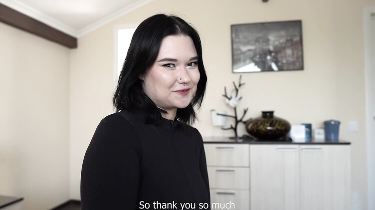 Слюнявый минет: Брюнетка с короткой стрижкой отблагодарила друга мужа глубоким минетом