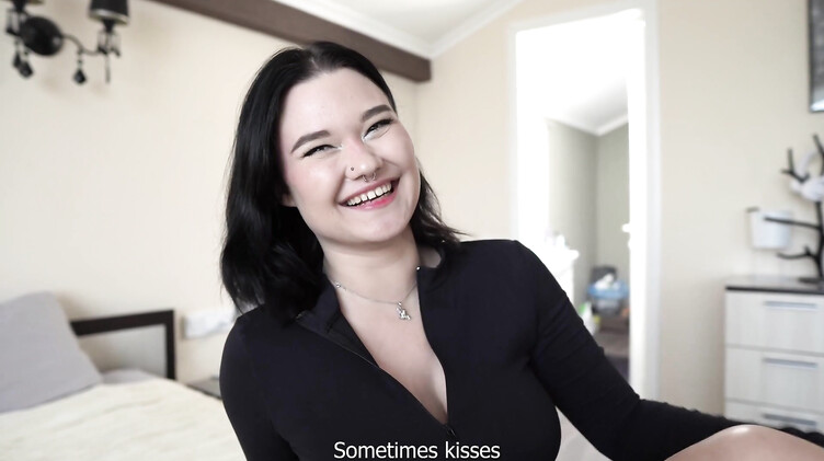 Брюнетка с короткой стрижкой отблагодарила друга мужа глубоким минетом