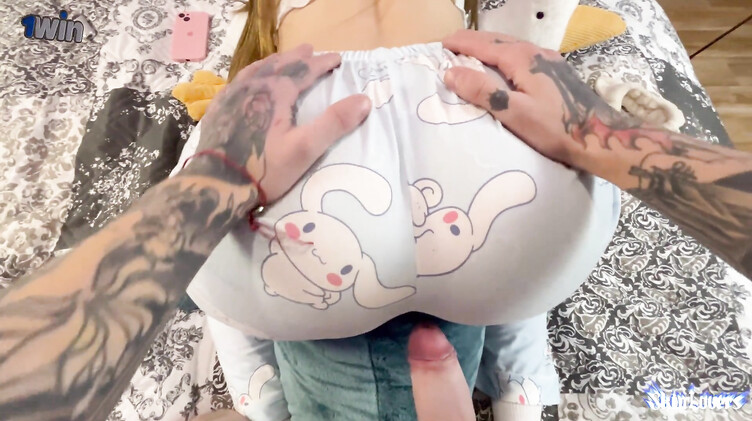 Чувак ебет раком девушку геймершу, пока та играет в GTA 5 RP Online