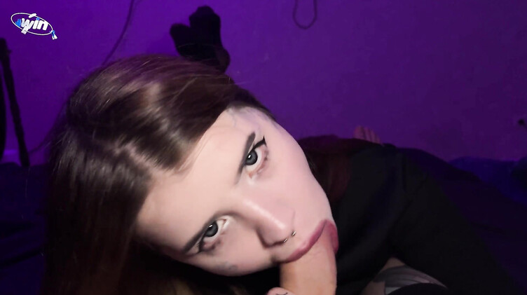 Большие члены: Губошлепка лижет член и яйца перед еблей со стонами