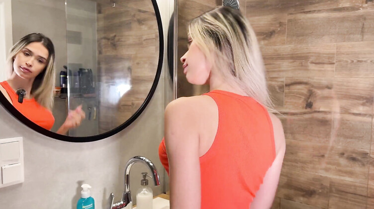 Насадил на кривой хуй минетчицу с силиконовыми сиськами