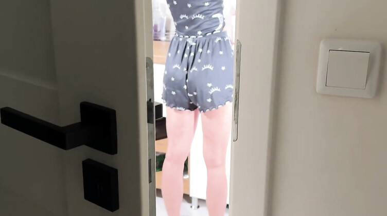 Спонтанный секс в ванной с окончанием в киску русской блондинки