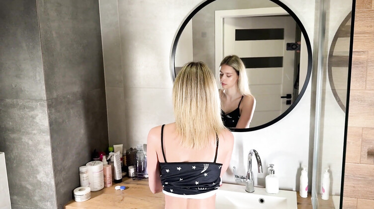 Любительское порно: Спонтанный секс в ванной с окончанием в киску русской блондинки