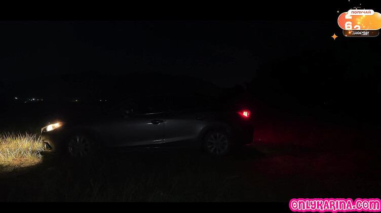 Татуированная готка ебется с незнакомцем в балахоне в заброшенном доме