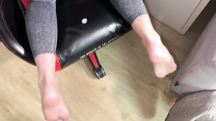 Бойфренд наказал сексом русскую блондинку в порванных лосинах