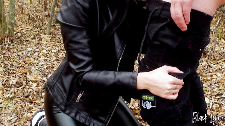 Телка в кожаных штанах активно сосет в парке