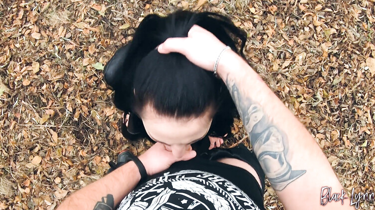 В коже: Телка в кожаных штанах активно сосет в парке