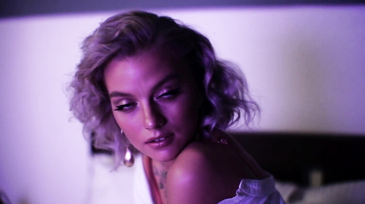 Owl Crystal: Красивая модель сосет и дрочит хуй двумя руками