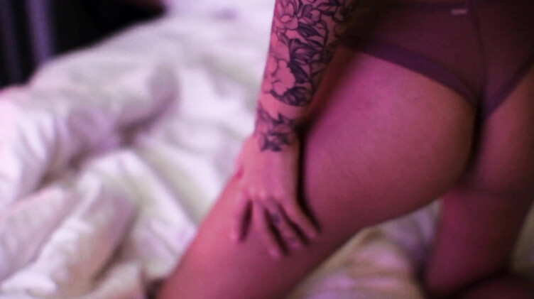 Красивая модель сосет и дрочит хуй двумя руками