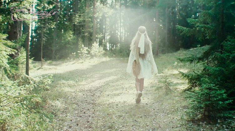 Худенькая русская хиппи курит в лесу и мастурбирует с самотыком